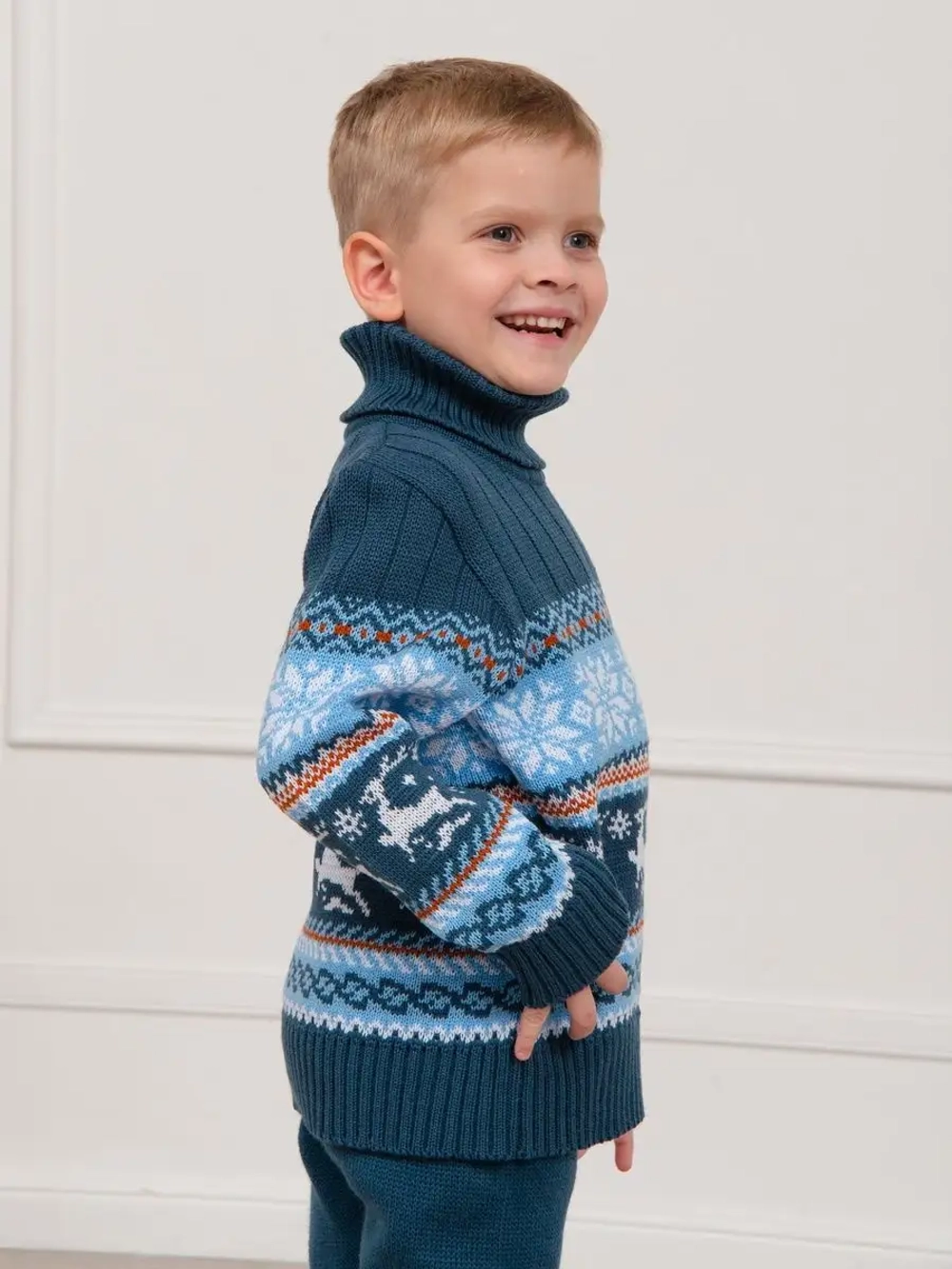 Свитер вязаный с оленями новогодний