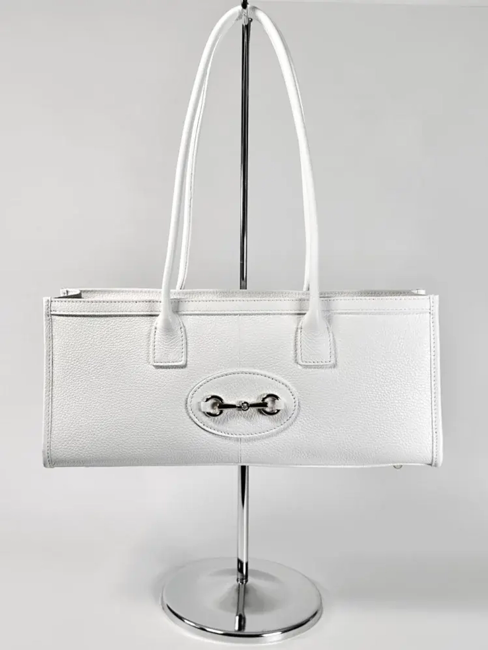 Женская сумка-багет из натуральной кожи белого цвета
