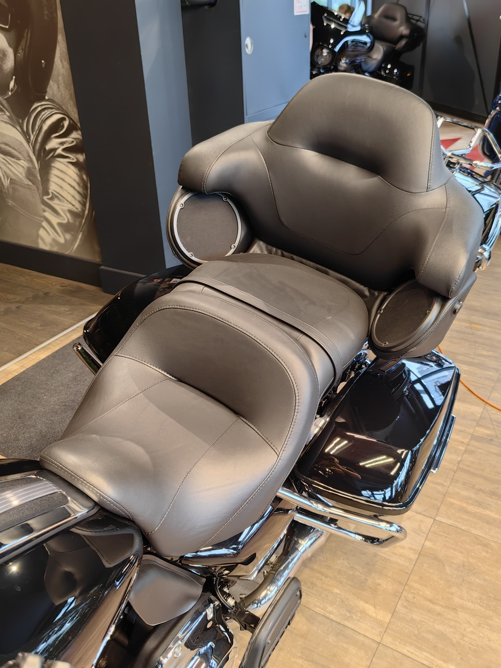 Ultra Limited, Harley-Davidson (FLHTK) Vivid Black/Chrome