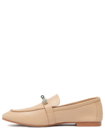 Женские кожаные бежевые лоферы с металлической вставкой