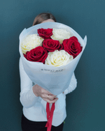 Красные и белые розы,7шт(00430)