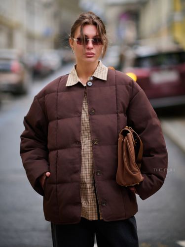 Утепленная женская куртка шоколадного цвета