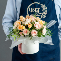 Кустовая роза в шляпной коробке размер S