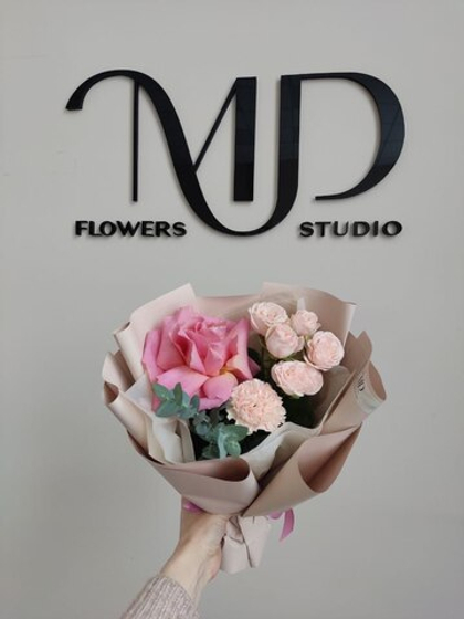 Нежный букет с розой