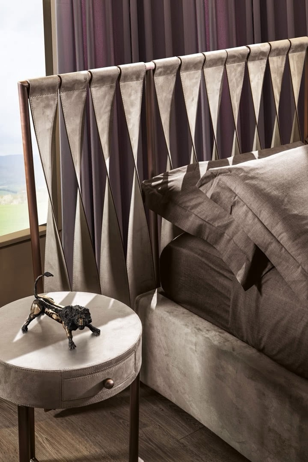 Двуспальная кровать с металлическим изголовьем