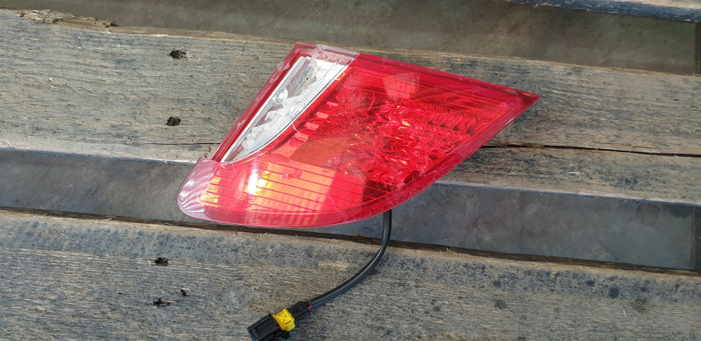 Фонарь задний левый внутренний Peugeot 408 12-17 Б/У Оригинал 9678059680