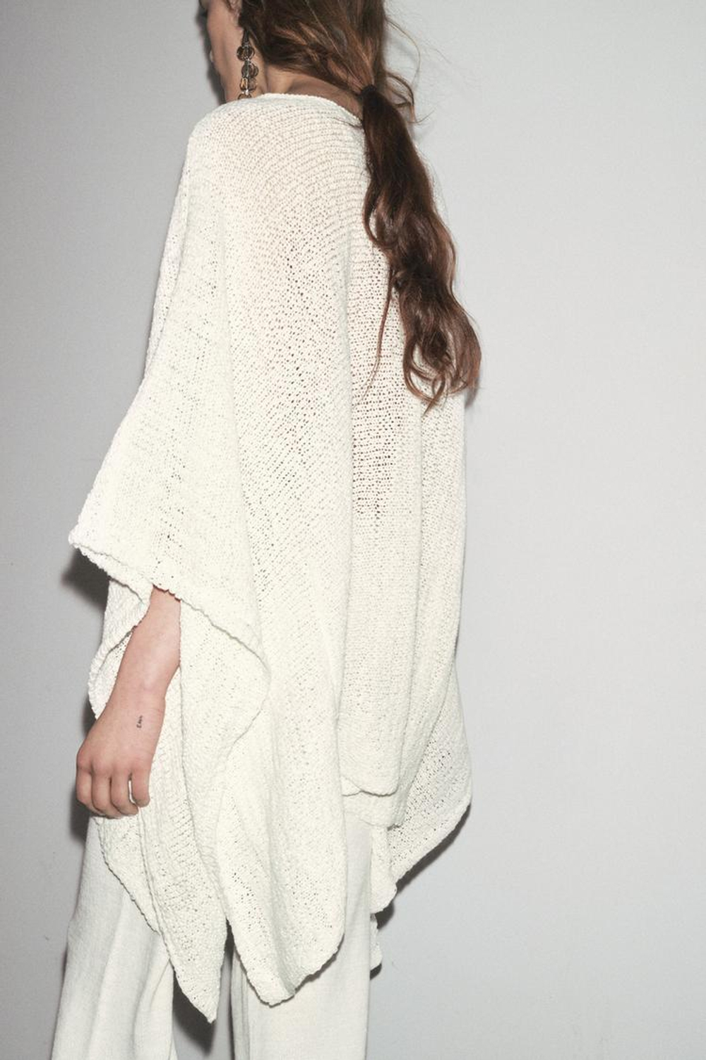ZARA ТРИКОТАЖНОЕ ПОНЧО, БЕЛЫЙ