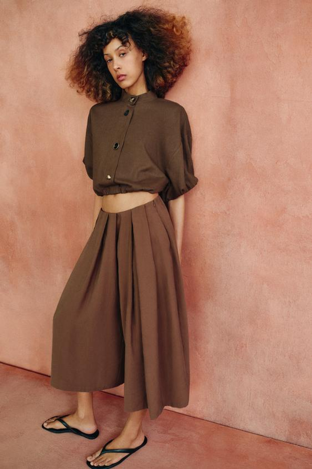 ZARA ДЛИННЫЕ СТРУЯЩИЕСЯ ШОРТЫ, МОККО