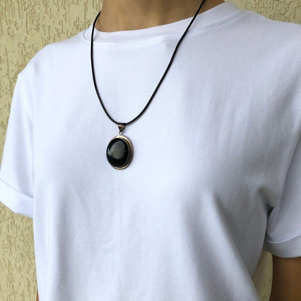 Комплект серьги и кулон с черным агатом на силиконовом шнурке.