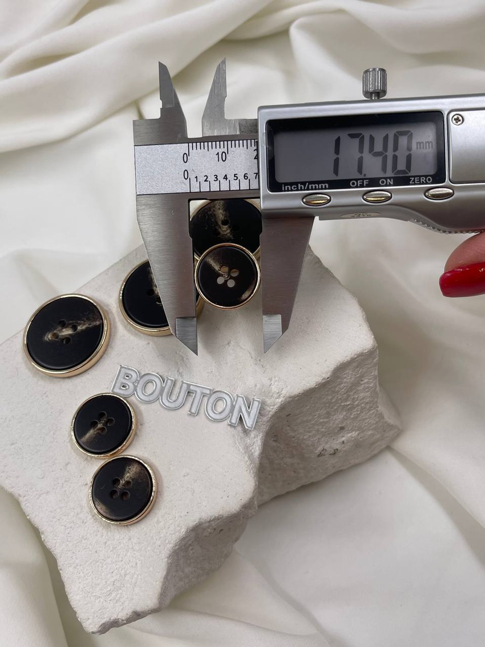 Тёмно-коричневые пуговицы на прокол с молочной прожилкой и в золотом металле