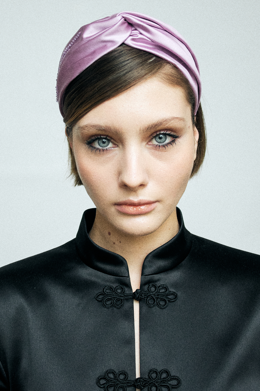 Ободок-узел из сиреневого шелка с декором в виде веточки