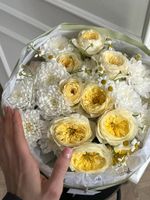 Букет сборный из кустовых пионовидных роз, ромашки и хризантемы