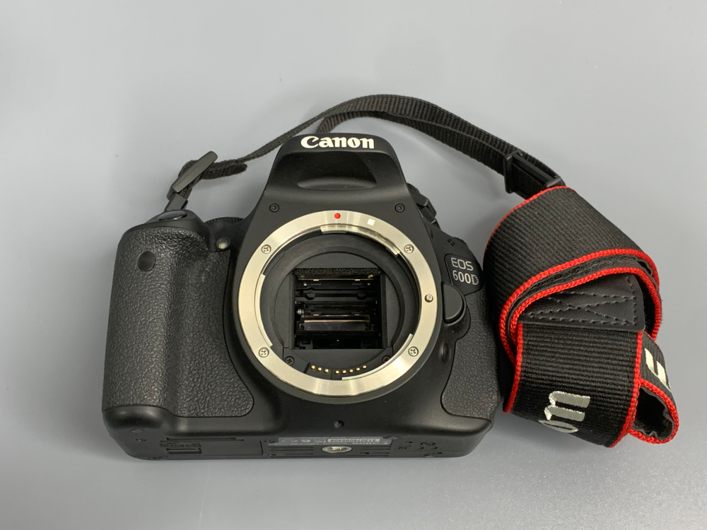 Canon EOS 600D kit 18-55mm 7000 кадров