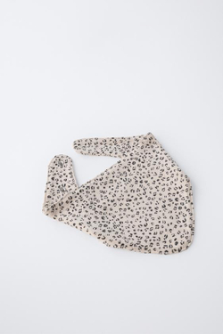 ZARA КОМПЛЕКТ ЧЕПЧИК И НАГРУДНИК С АНИМАЛИСТИЧНЫМ ПРИНТОМ, ЭКРЮ