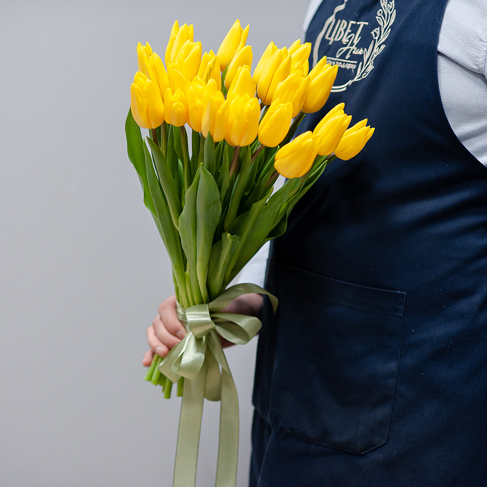 Желтые тюльпаны под ленту