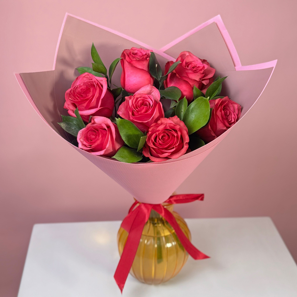 С18069 БУКЕТ ИЗ МАЛИНОВЫХ РОЗ С ЗЕЛЕНЬЮ