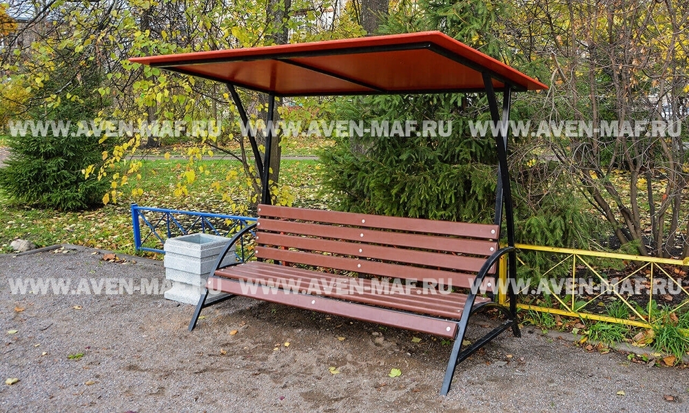 Скамейка на металлическом каркасе с крышей