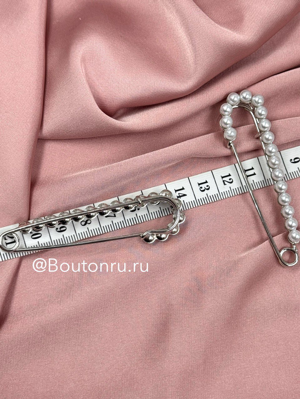 Брошь серебристая "Булавка" неподвижный жемчуг 7 см