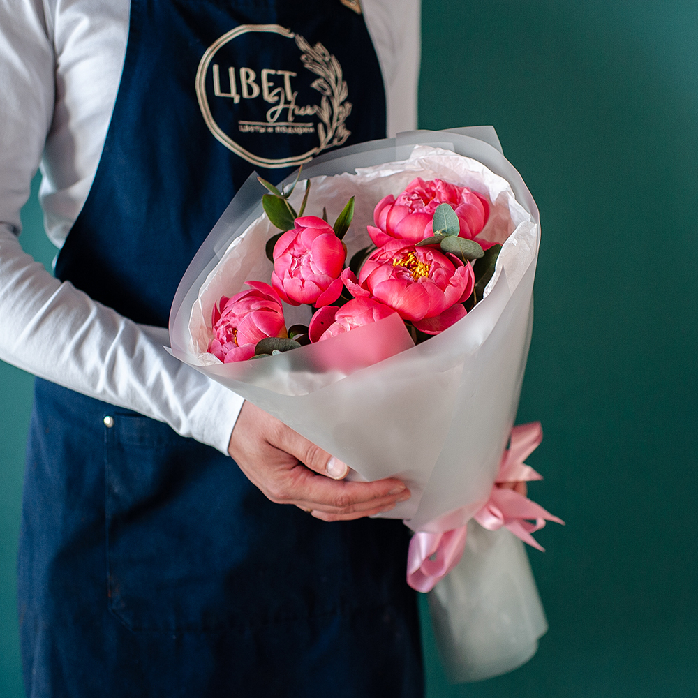 5 пионов корал шарм с эвкалиптом