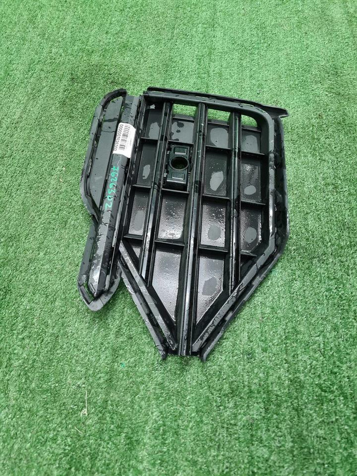 Решетка переднего бампера VW Touareg 3 (18-23)