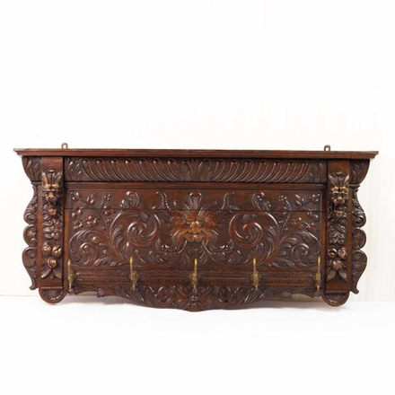 Антикварная настенная вешалка в классическом стиле