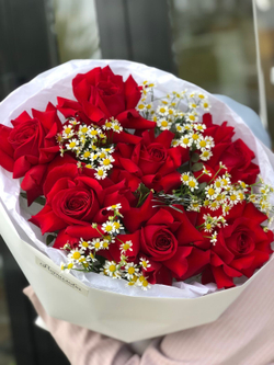 Красная роза с ромашкой