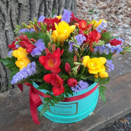 Яркие фрезии в коробке