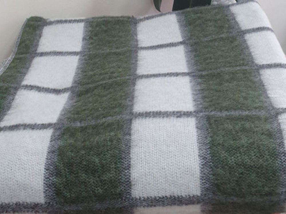 Одеяло полушерстяное "ВВ. БЕЛО-СЕРО-ЗЕЛЁНАЯ КЛЕТКА-3" ОПШ-1, 50% шерсть, плотность 400 г/м2, Россия.