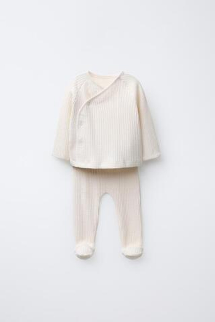 ZARA КОМПЛЕКТ ИЗ ФУТБОЛКИ И ЛЕГГИНСОВ С РЕЛЬЕФНОЙ ТЕКСТУРОЙ, ЭКРЮ