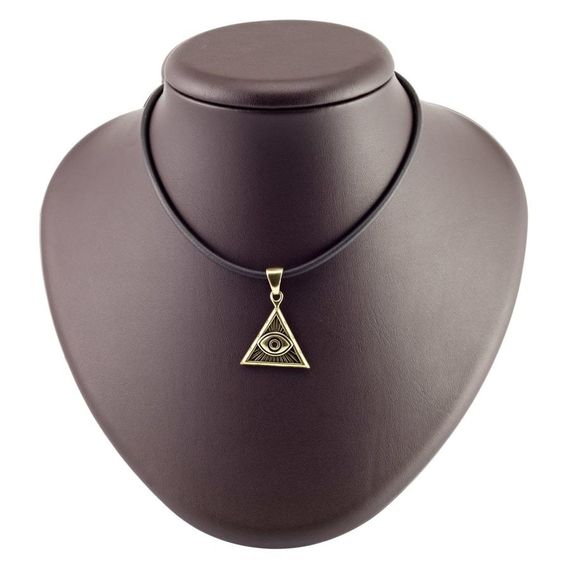 Изображение бронзового кулона масонский символ Всевидящее око на постаменте.