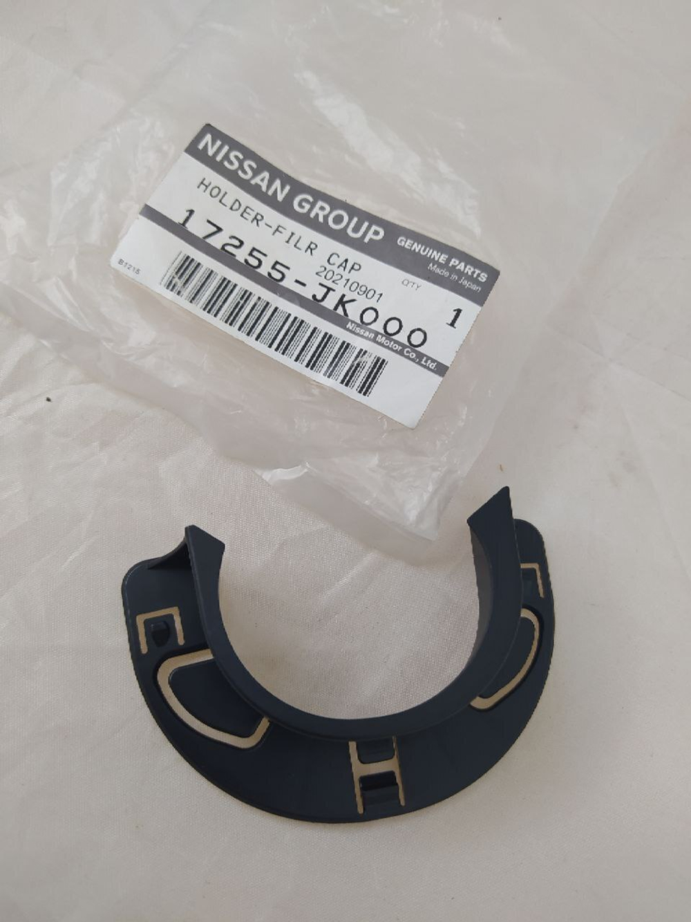 Кронштейн крепления лючка бензобака 17255JK000 Nissan Skyline