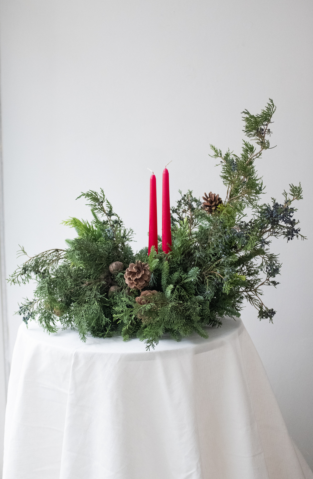 Хвойная интерьерная композиция со свечами