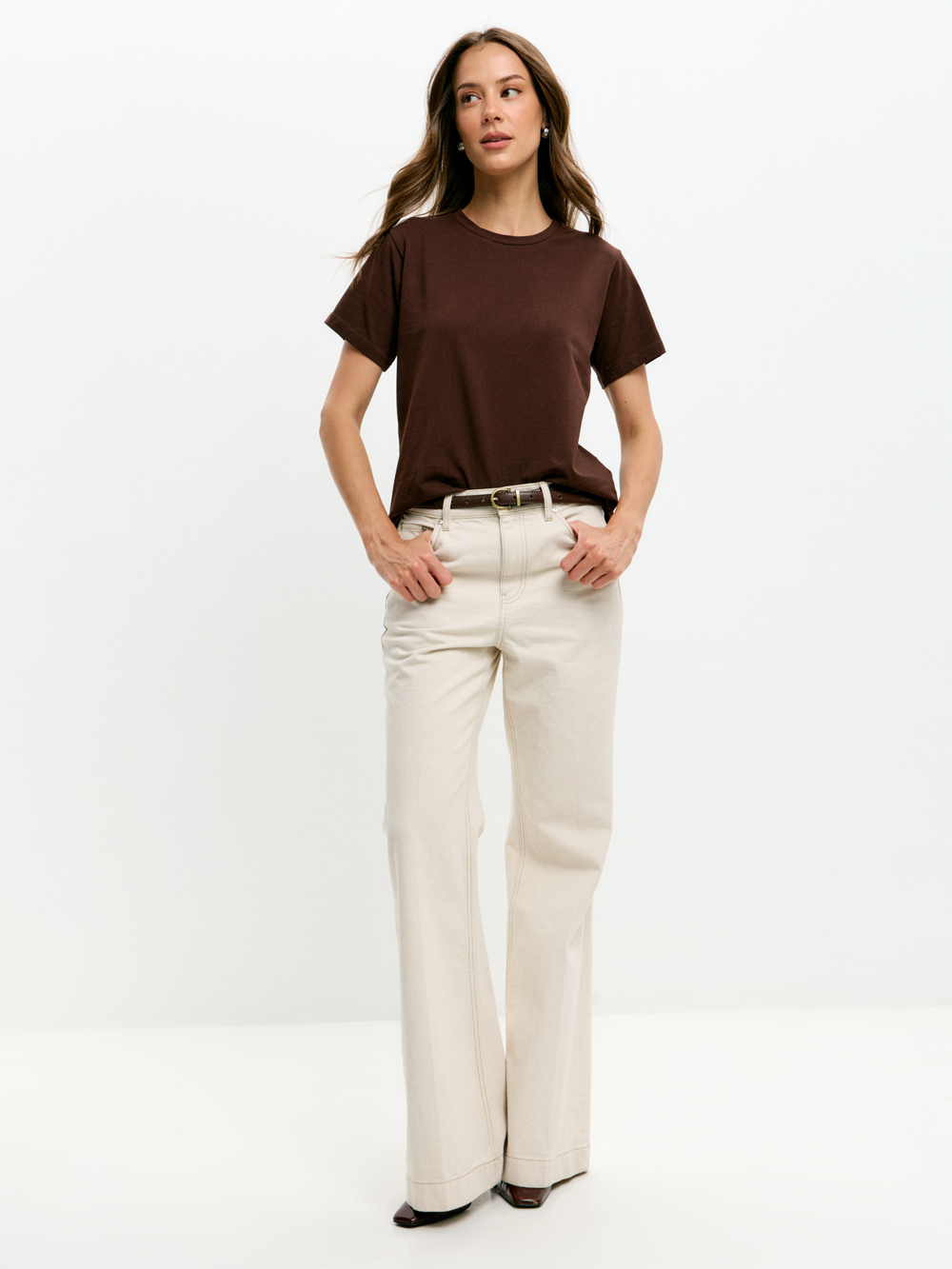 Классическая базовая футболка полуприлегающего силуэта