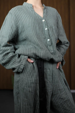 льняной костюм в полоску