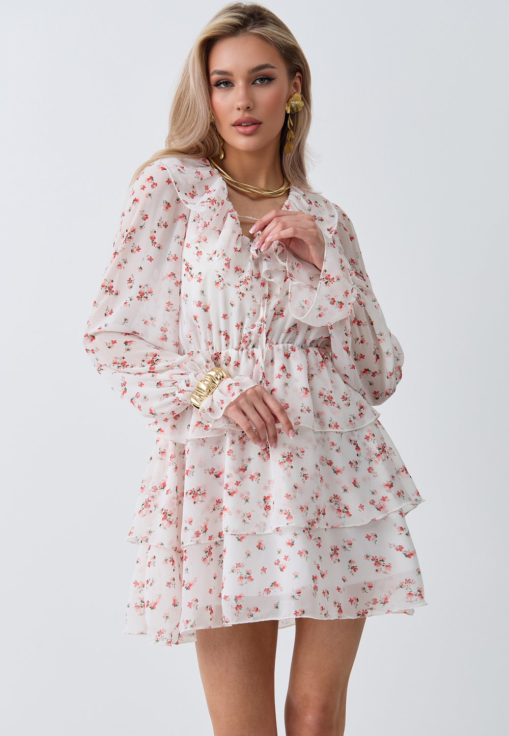 Платье с рюшами белое