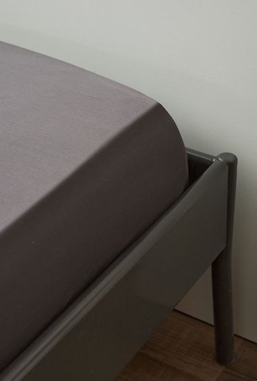 Простыня на резинке из премиального сатина темно-серого цвета из коллекции essential, 200х200х30 см