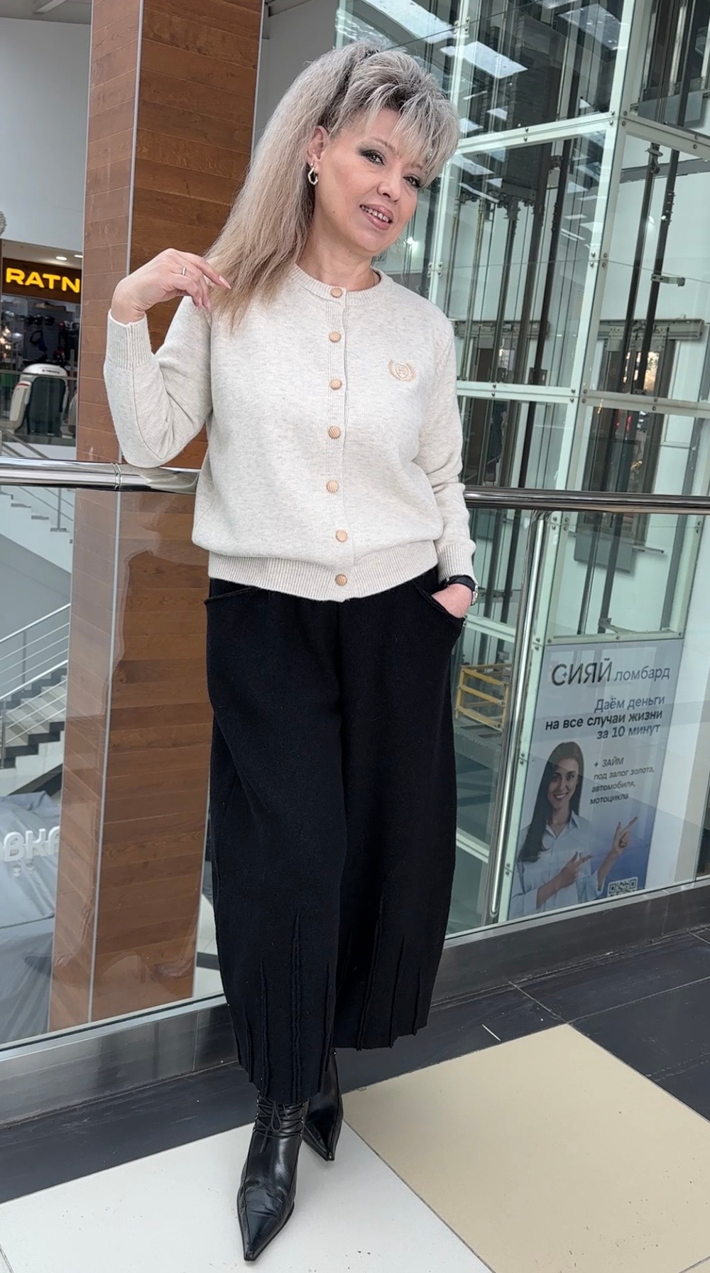 Бежевый жакет-кофта на пуговицах