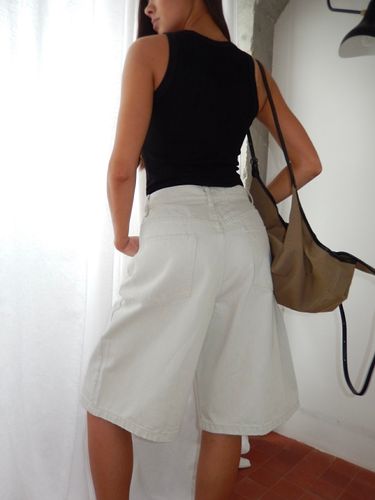 Светло-серые бермуды из денима