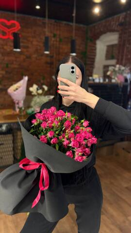 Букет кустовой розы в черной упаковке 15 веточек