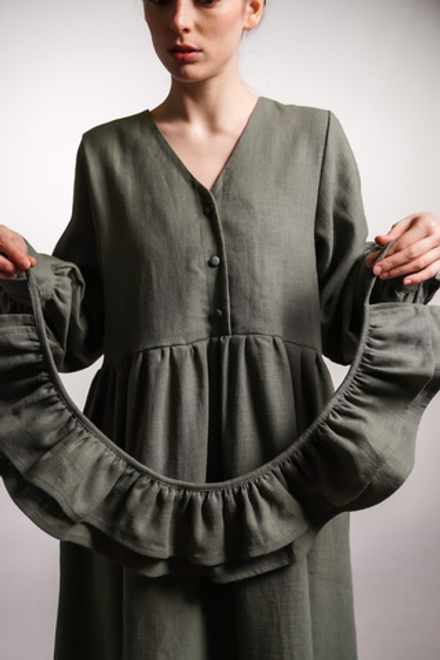 Платье с V-вырезом, поясом-баской и длинным рукавом из крапивы цвета хвои