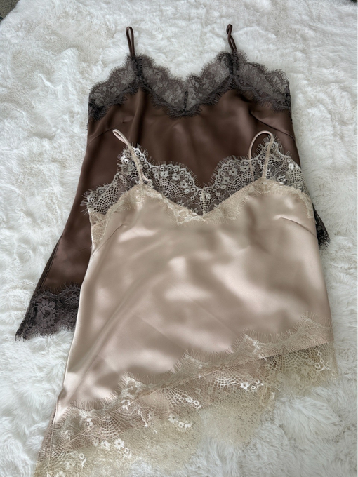 Топ шелковый с кружевом песочный