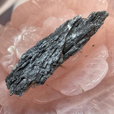 47622 Кианит черный "Ведьмина метелка" необработанный 62мм