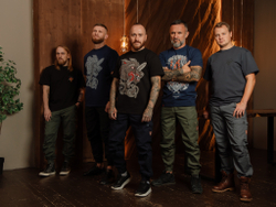 Футболка Варгградъ мужская черная «Кусающий длань»