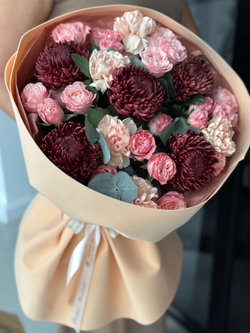 Рубиновые оттенки хризантем Бигуди, диантусы, кустовые пионовидные розы и эвкалипт в букете от Флора Маркет