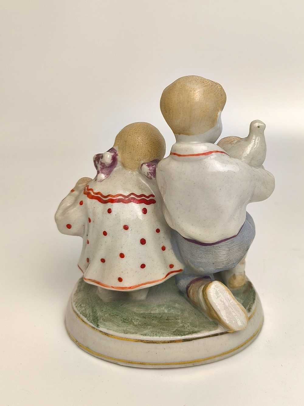 Фарфоровая статуэтка "Дети кормят голубей" Полонский ЗХК