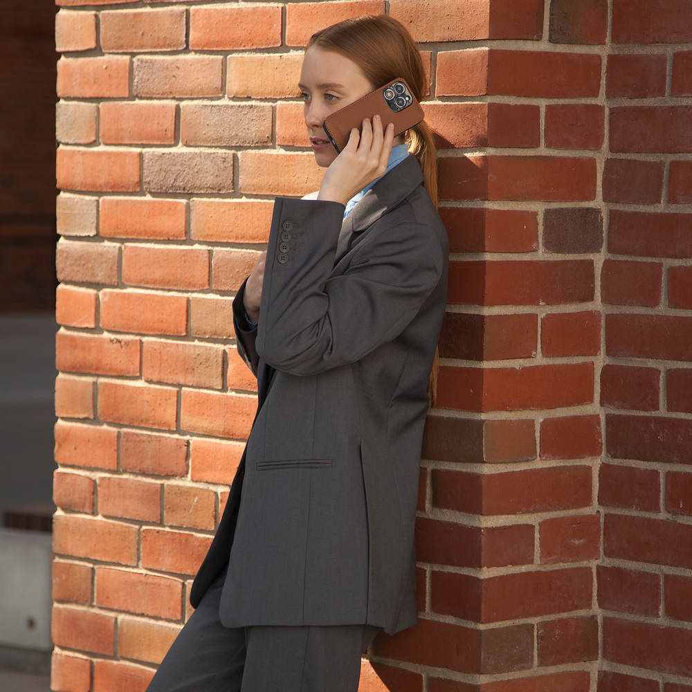 Чехол для iPhone 16 Pro из кожи сафьяно, цвета карамель