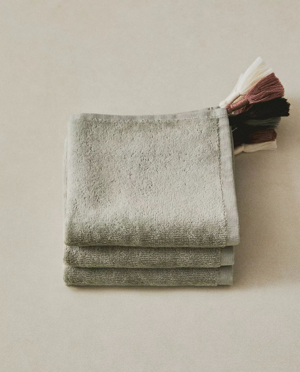 Zara Home - Набор велюровых полотенец для рук с помпонами (3 шт.), зеленый, 30х30 см