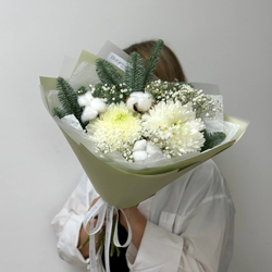 Зимний букет с белыми хризантемами, хлопком и нобилисом. Букет 1221