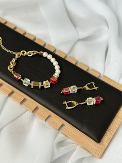 Браслет из красных, золотых и прозр.кристаллов Swarovski, белого жемчуга Майорка и гематита, золото