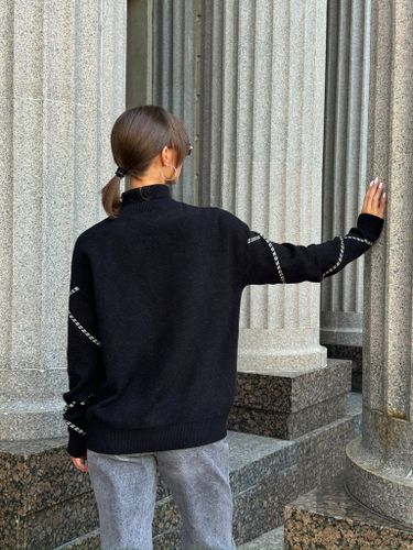 Черный свитер с узором на рукавах